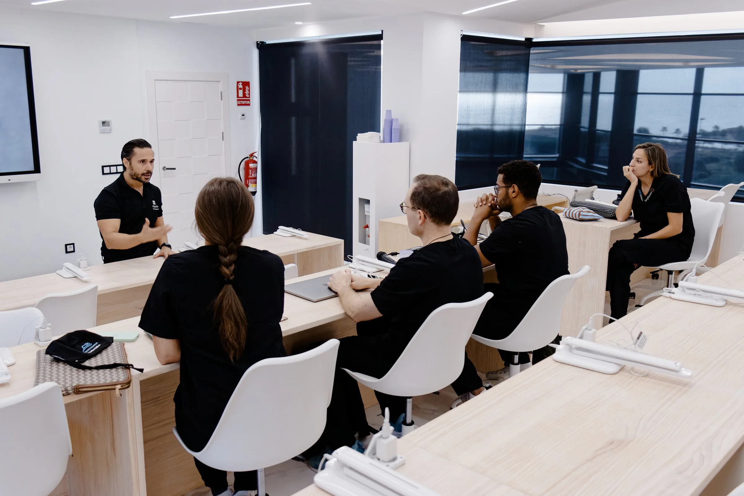 Alumnos del Máster en Implantes en una sesión en el Salgado Dental Institute